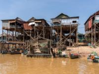 Hoch aufragende Stelzenhäuser ziehen vorbei - Kampong Phluk - Kambodscha